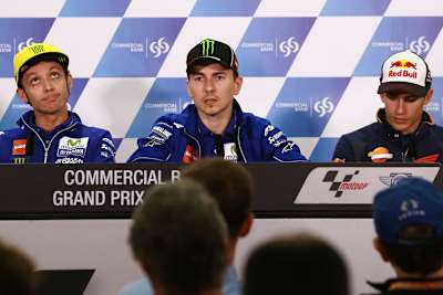 Gestern in Doha: Rossi wirkt gelangweilt, Lorenzo plaudert, Márquez ist mit den Gedanken woanders