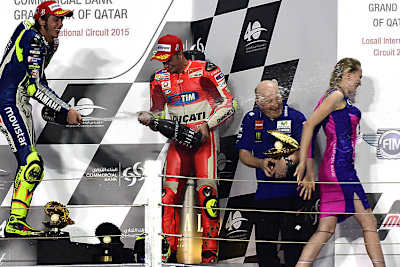 Sieger Valentino Rossi auf dem Podest in Katar: Der Yamaha-Star feierte ausgelassen