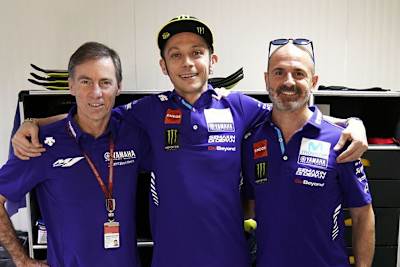 Valentino Rossi mit Lin Jarvis und Teammanager