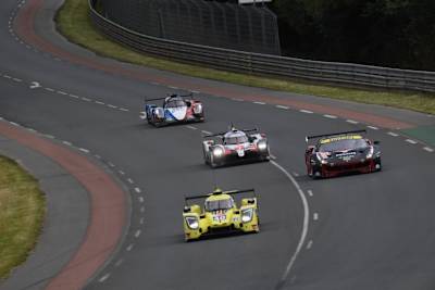 Der Toyota TS050 Hybrid kämpft sich in der Qualifikation zu den 24h von Le Mans durch den Verkehr