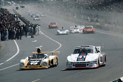 Walter Röhrl führt den Sound des Porsche 935 vor