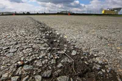 Der Asphalt des Sachsenring bröckelt, es muss ein neuer Belag her