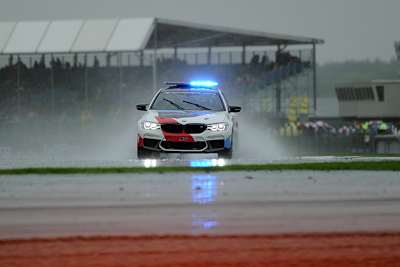 Silverstone: Das Safety Car pflügt durch die tiefen Pfützen