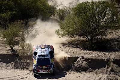 Carlos Sainz übernimmt mit seinem zweiten Tagessieg die Führung