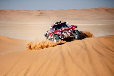 Carlos Sainz bleibt weiter vorne