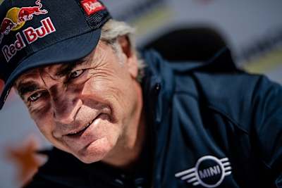 Carlos Sainz freut sich über die Führung