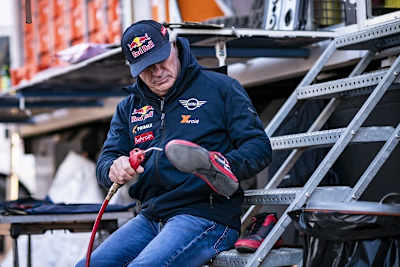 Leader Carlos Sainz als Schuhputzer