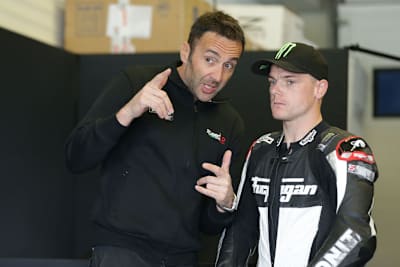 Die Lernphase hat begonnen: Sam Lowes lauscht den Erklärungen eines Speed-Up-Technikers