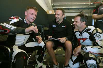 Grosse Erleichterung in der Speed-Up-Box: Sam Lowes (li.) erkannte seine Konkurrenzfähigkeit, Loris Capirossi (re.) freut sich mit dem Briten