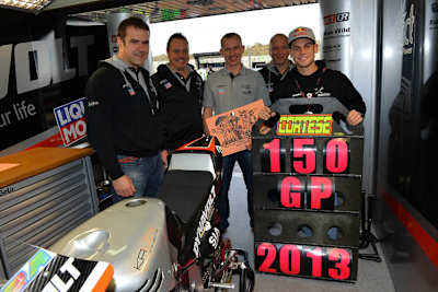 150. GP in Valencia: Sandro Cortese mit Karikaturzeichnung von Heiko Henker und seinem Dynavolt-IntactGP-Team