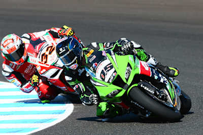 Sylvain Guintoli vor Lorenzo Savadori