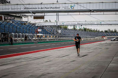Mechaniker Dennis Eweler auf dem Weg zur Arbeit am Lausitzring