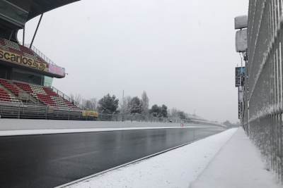 Zu kalt zum Testen: Vor einem Jahr wagte sich beim Wintertest in Barcelona keiner vor verschneiter Kulisse auf die Piste