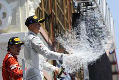Michael Schumacher auf dem Siegerpodest von Valencia 2012
