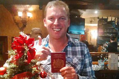 Vorgezogene Weihnachten: Ex-Grand-Prix-Fahrer Sean Emmett durfte seinen Reisepass abholen