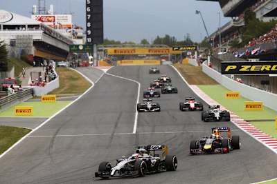 In der ersten Phase des Rennens hing Sebastian Vettel hinter Jenson Buttons McLaren fest