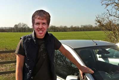 Zum Verwechseln ähnlich? Formel-1-Fan mit Sebastian Vettel-Maske