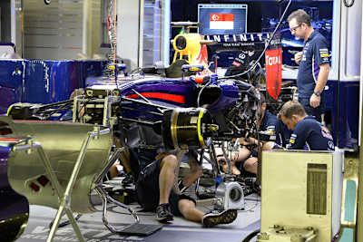 Fleissige Schrauber: Die Red Bull Racing-Crew wechselte das Aggregat in Sebastian Vettels Auto in drei Stunden