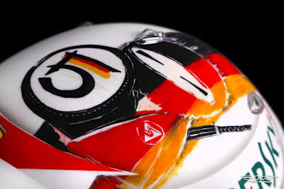 Der Samurai auf dem Helm von Sebastian Vettel