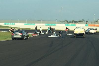 In Sepang mussten einige Stellen des neuen Asphalts mit Papiertüchern getrocknet werden