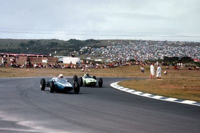 Welche Fahrer und Autos sind hier zu sehen? Wo und wann ist das Bild entstanden?