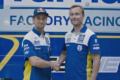  Max Nagl besiegelt seinen Vertrag mit Team-Manager Antti Pyrhönen