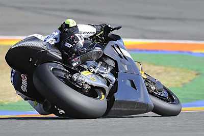 Julián Simón beim IRTA-Test in Valencia: Der rechte Fuss ist in der Luft…