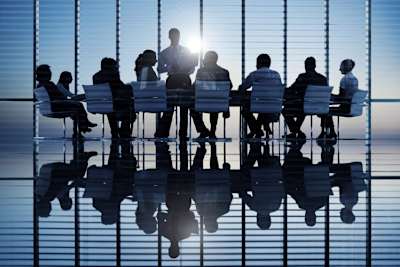 Wer wird für die Arbeitsgruppe Popularität am Tisch sitzen?