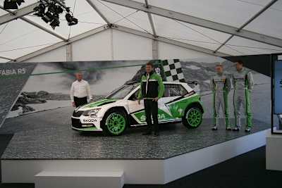 Dr. Frank Welsch (vorne) stellt den neuen Skoda Fabia R5 vor