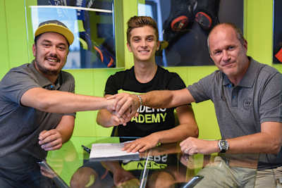 Rossi-Kumpel Uccio (li.) begrüsst Luca Marini