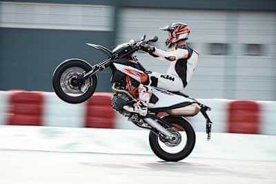 KTM 690 SMC R: Der wendige, leichte Abfangjäger für die hurtige Feierabendrunde auf der Hausstrecke ist zurück
