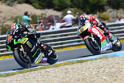 Im Rennen: Bradley Smith hat Stefan Bradl (6) überholt