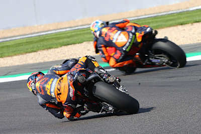 Freitag in Silverstone: Bradley Smith innen, daneben Pol Espargaró