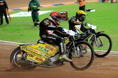 Martin Smolinski (rot) im Kampf mit Andreas Jonsson