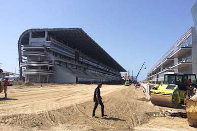 Blick auf die Start/Ziel-Gerade mit Haupttribüne links und Boxengasse rechts