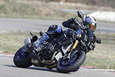 Auf den Kurvenpassagen der Rundstrecke ist man mit der MT-10 SP voll dabei