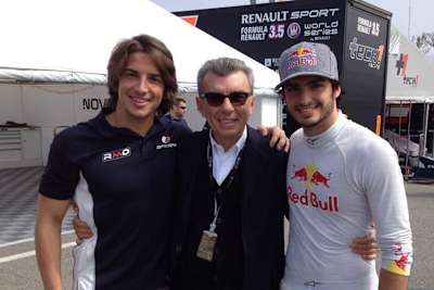 Roberto Merhi (links) und Carlos Sainz jr. (rechts) mit Jaime Alguersuari senior