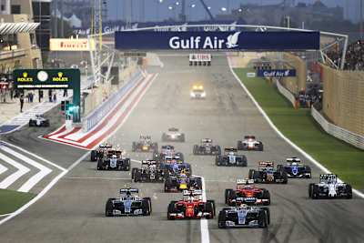 Schon beim Start setzte sich Pole-Setter Lewis Hamilton durch und übernahm die Spitze 