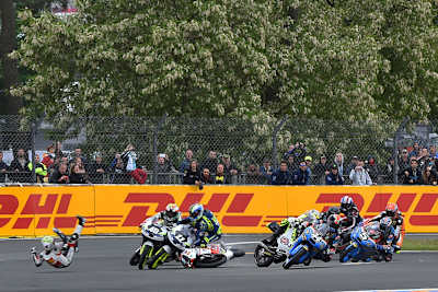 1. Bild: CEV Repsol Junioren-WM-Lauf erste Runde, Arbolino (4) ist gestürzt, hinter ihm gehts drunter und drüber