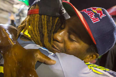 James Stewart gratuliert seinem Bruder Malcolm in Las Vegas zum Gewinn der Meisterschaft