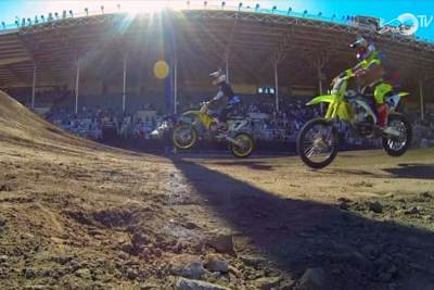 Ken Roczen (94) wurde im ersten Finale nur knapp von James Stewart (7) geschlagen