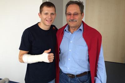 Stefan Bradl am Mittwoch beim Verlassen der Klinik mit Dr. Streifinger