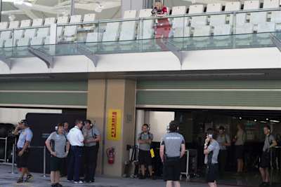 Geduldiges Warten auf den Silberpfeil, die Mechaniker unten sind irritiert