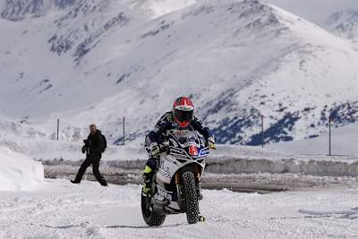 Stuntman Emilio Zamaro driftete mit der Ducati mit Barberas Startnummer 8 