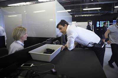 Mercedes-Motorsportdirektor Toto Wolff untestützt die Initiative seiner Frau Susie