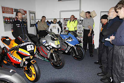 Roger Sutter (links) umringt von interessierten Zuhörern