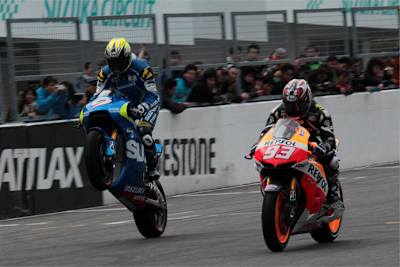 Nobuatsu Aoki  auf der Suzuki neben Honda-Pilot Hiroshi Aoyama 