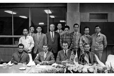 Vertragsunterzeichnung mit Suzuki 1963: Schneider, Degner, Perris, Anderson (v. l.)   