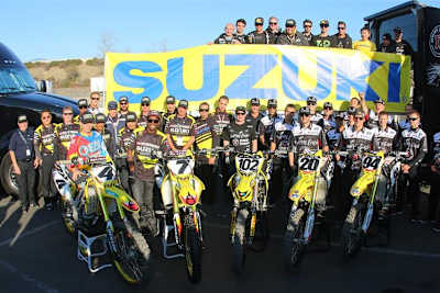 Die versammelte Suzuki Crew: Die beiden Teams Yoshimura-Suzuki (links) und RCH-Suzuki, die Piloten, einschließlich des gesperrten James Stewart, oben die Europa-Fraktion Eric Geboers und Joël Smets 