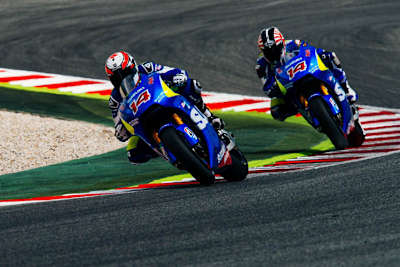 Suzuki-Test in Barcelona: Randy de Puniet vor Testfahrer Takuya Tsuda